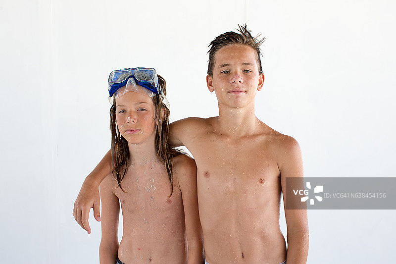 在海滩上戴着护目镜的男孩，白色背景图片素材