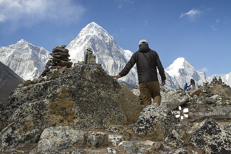 夏尔巴向导眺望普莫里峰图片素材