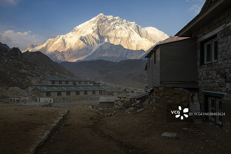 洛布切山村图片素材