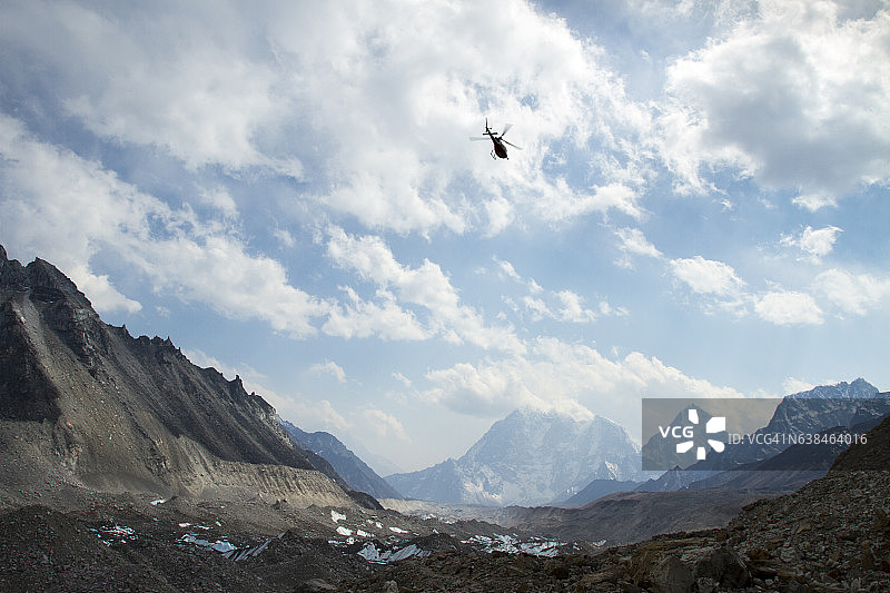 珠穆朗玛峰地区的直升机图片素材