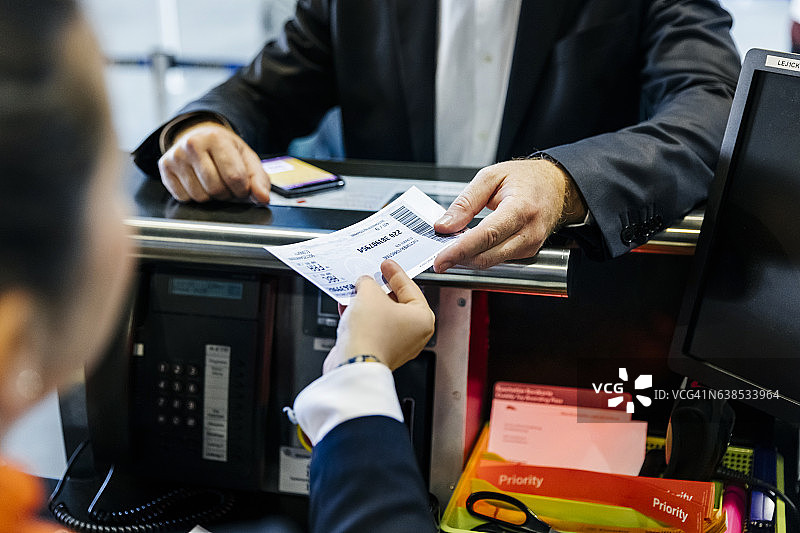 商人在值机柜台办理登机牌图片素材