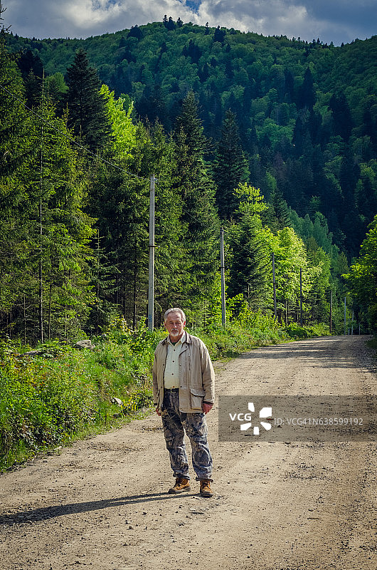 年长的男人全身像图片素材