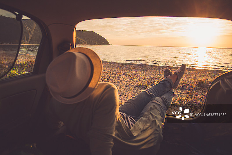 在车里放松图片素材