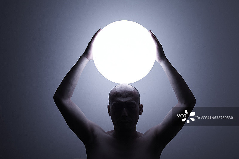 男子手持LED灯球图片素材