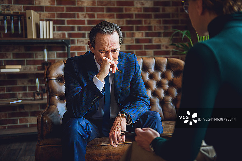 情绪低落的中年男人图片素材