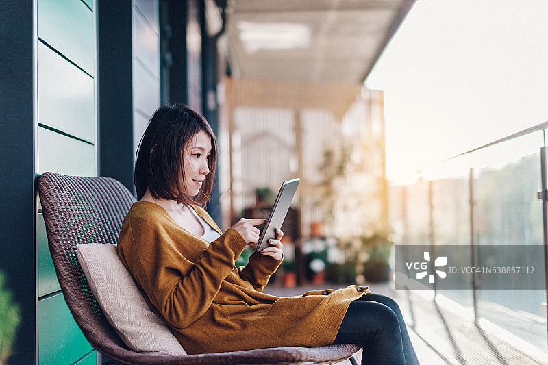 亚洲女人在家阅读工作邮件图片素材