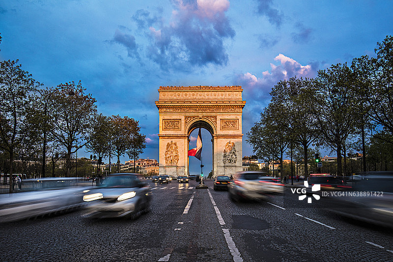 凯旋门道路上的车辆图片素材