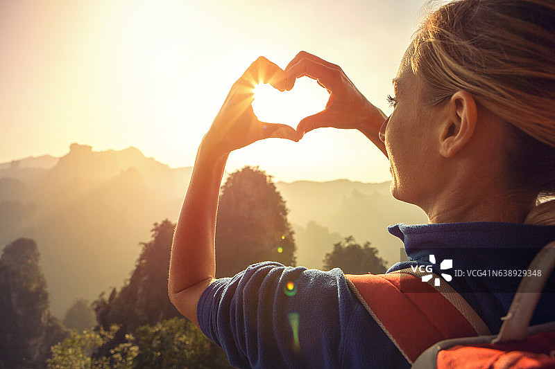 年轻女子热爱大自然图片素材