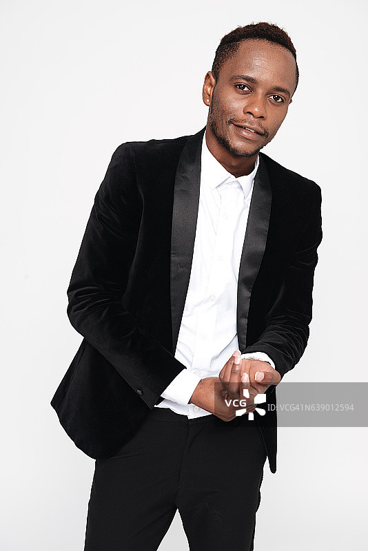 微笑的非洲男士西装竖版图图片素材