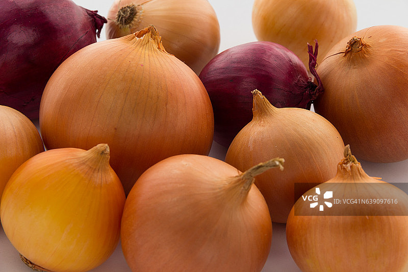 桌子上的红色和黄色洋葱图片素材