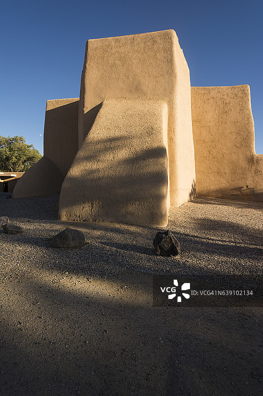 新墨西哥州，陶斯，兰乔斯德陶斯，圣弗朗西斯科德阿西斯教堂图片素材