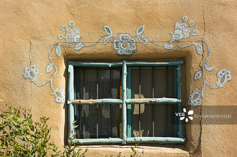 新墨西哥州陶斯，兰乔斯德陶斯，土坯房屋的窗户图片素材