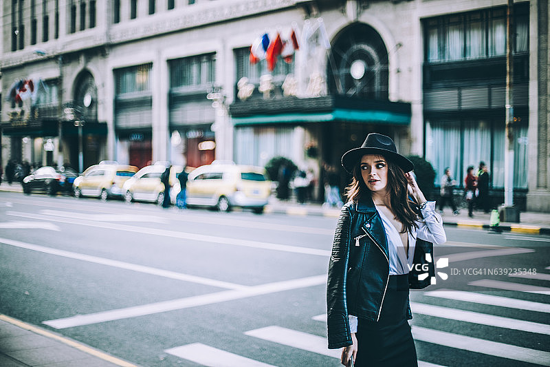 漫步中的美丽女孩图片素材