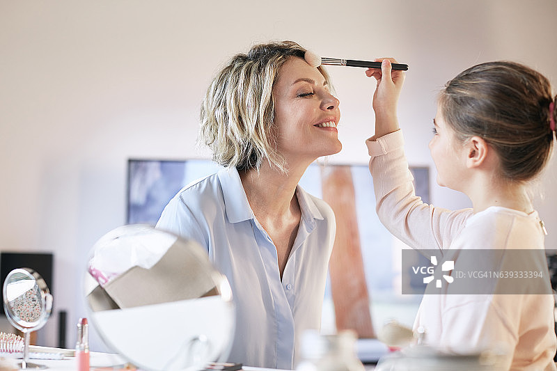 母女化妆图片素材