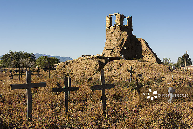 陶斯普韦布洛教堂遗址与圣克里斯托山脉图片素材