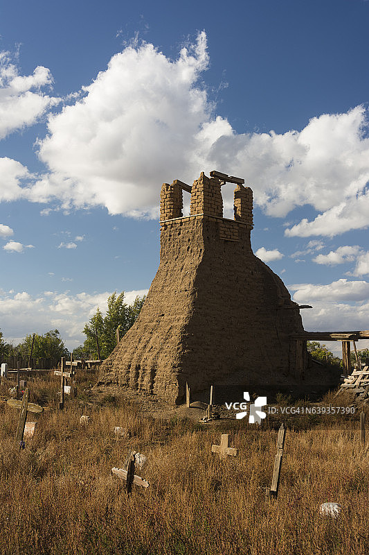 陶斯普韦布洛教堂遗址与圣克里斯托山脉图片素材