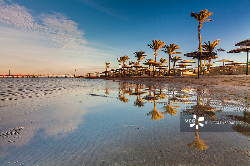 沙滩上的日落，埃及红海图片素材