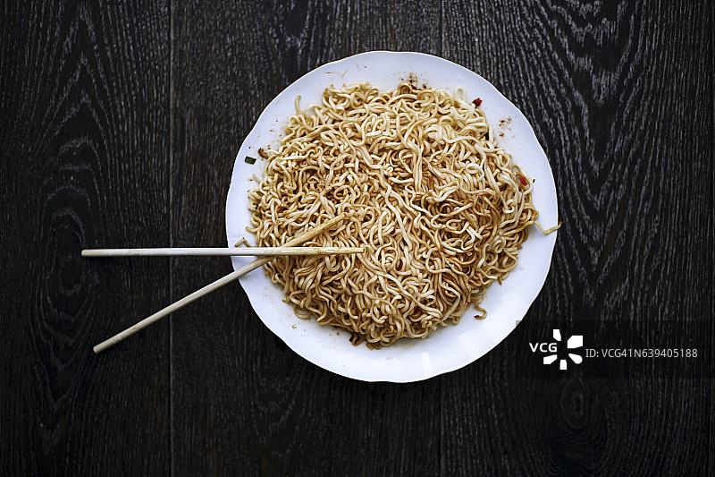 木桌上的盘装面条与筷子图片素材