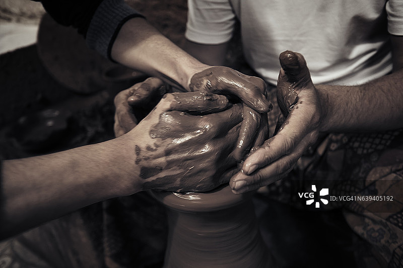 陶艺师傅指导男子图片素材