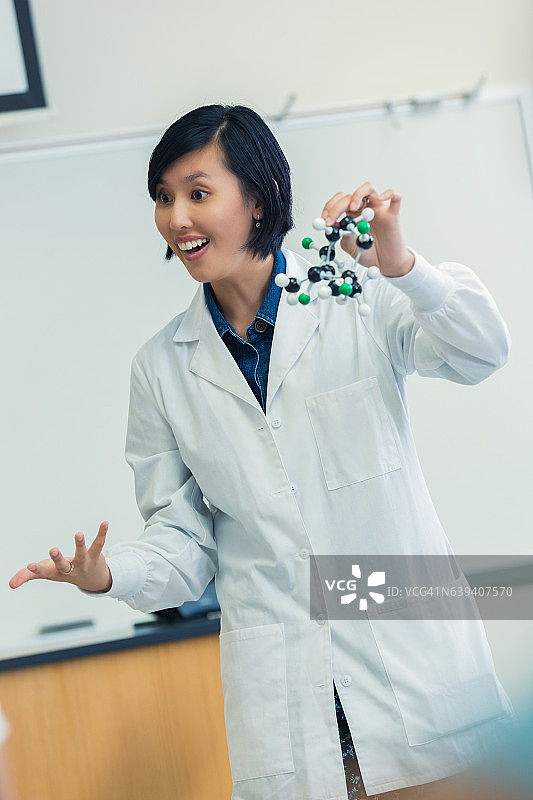 动画亚洲教师讲解分子结构课程图片素材