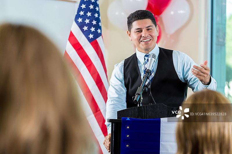 自信的西班牙裔政治家在集会上向支持者发表讲话图片素材
