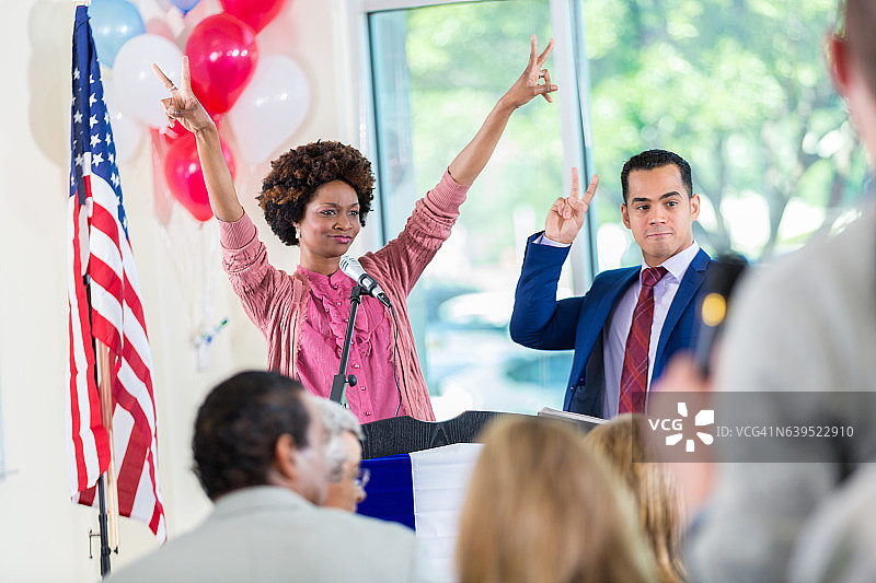 庆祝胜利的非裔美国候选人图片素材