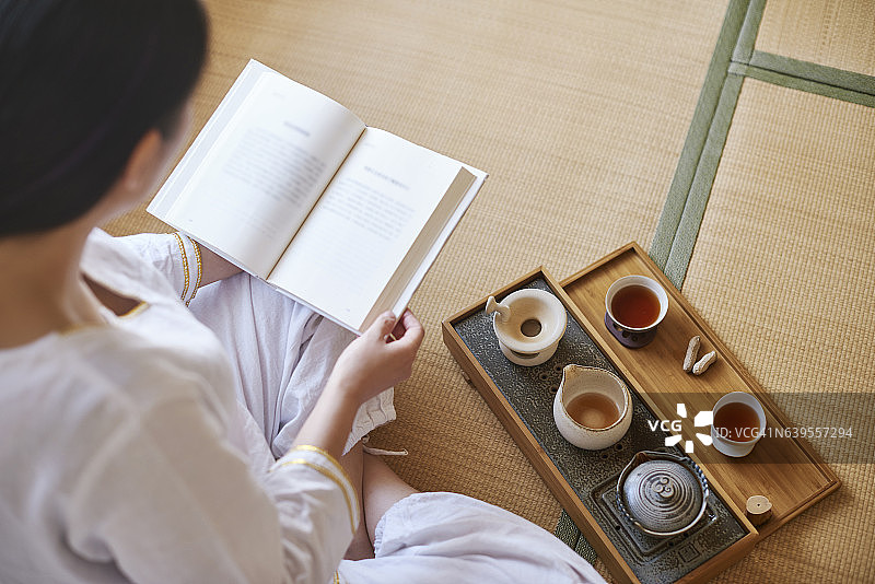 年轻女子正在读书，放松身心图片素材