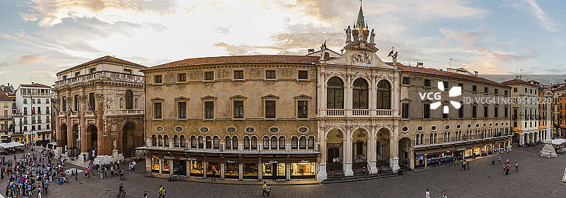 领主广场景色,右侧是圣文森佐教堂,左侧是安德烈·帕拉迪奥设计的总督凉廊图片素材