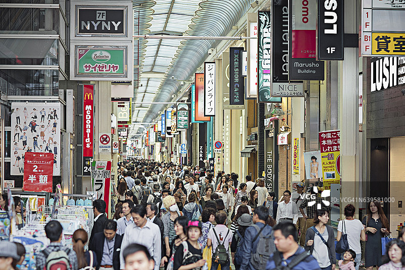 在心斋桥购物的人们图片素材