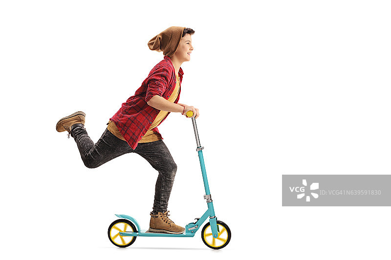 快乐的男孩骑着滑板车图片素材