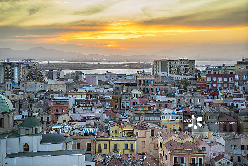 从圣卡特琳娜堡垒眺望小镇景色图片素材