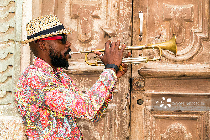 古巴音乐家在哈瓦那吹小号图片素材