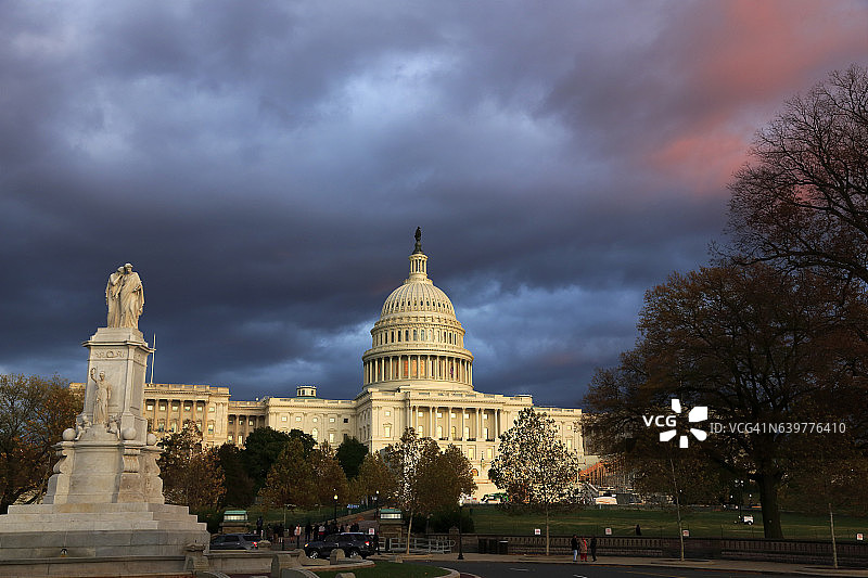 带有和平纪念碑的美国国会大厦图片素材