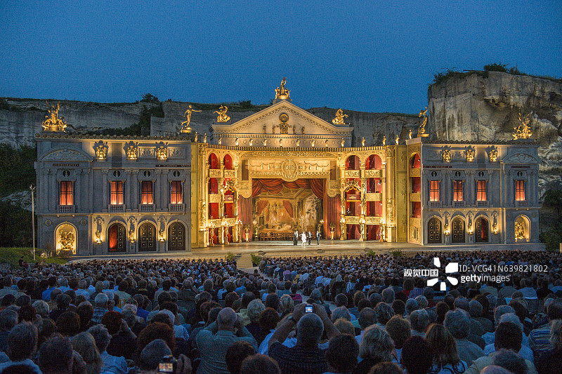 夏季，人群在奥地利圣玛格丽特采石场欣赏星空下的歌剧表演图片素材