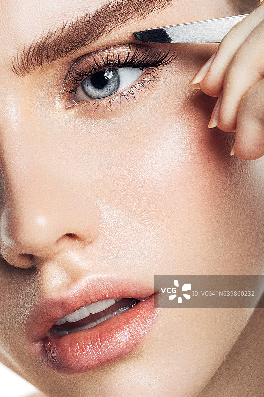 美丽女孩拔眉毛图片素材