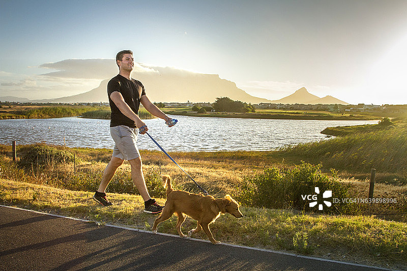 遛狗的男人图片素材