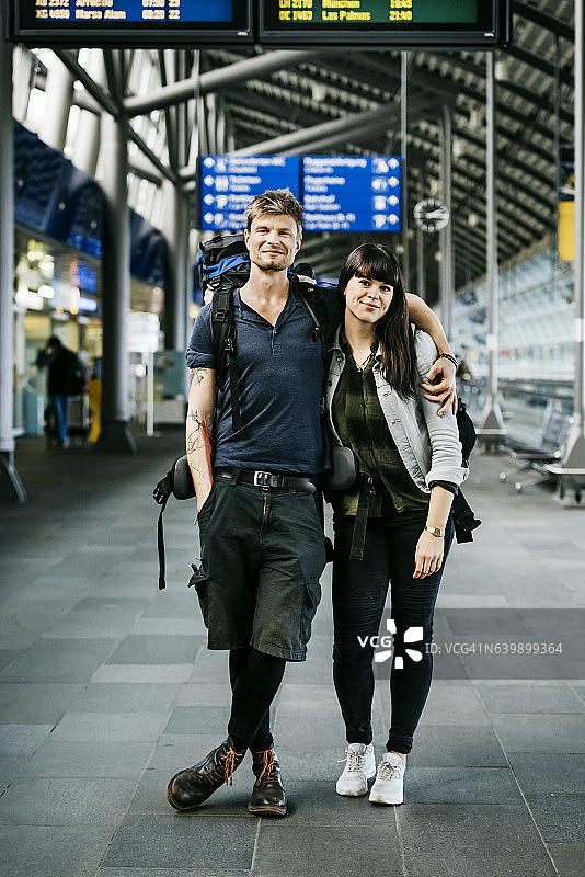 在机场的年轻背包客情侣的肖像图片素材