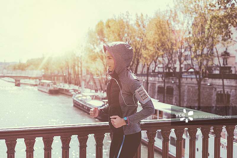 慢跑的运动女人图片素材