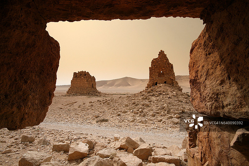 从叙利亚巴尔米拉的塔墓内向外看图片素材