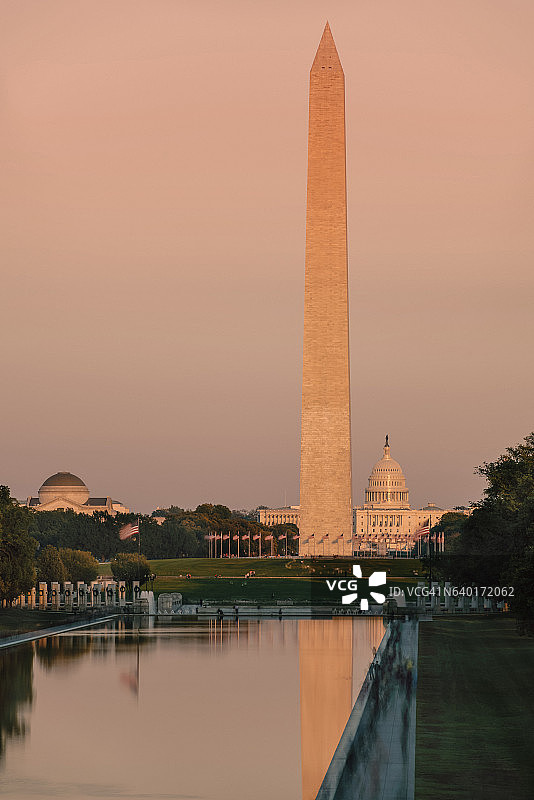 日出时分的华盛顿纪念碑和林肯纪念堂倒影池（美国华盛顿哥伦比亚特区）图片素材