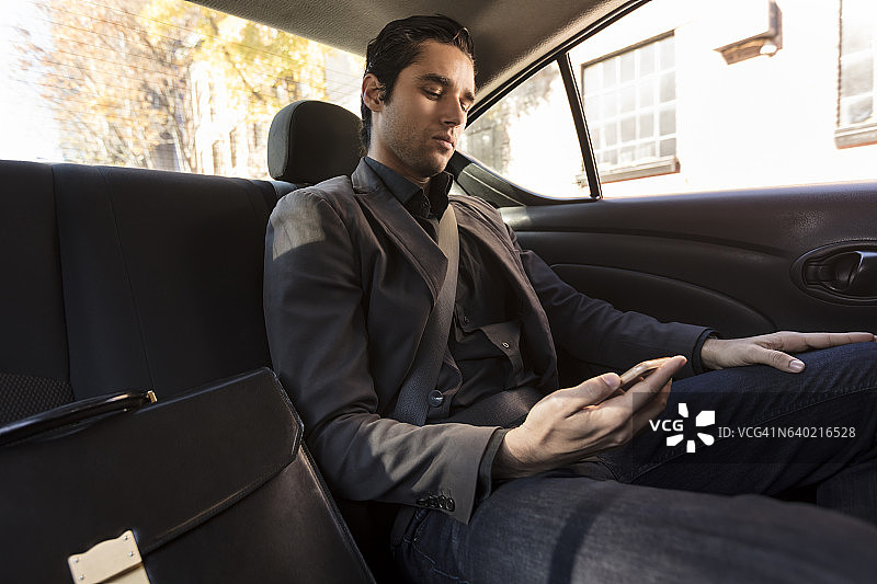 坐在汽车里的男人图片素材