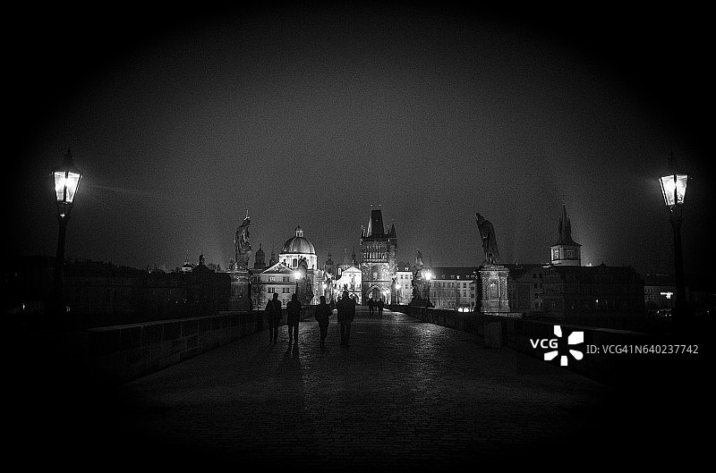 捷克布拉格夜景查理大桥图片素材