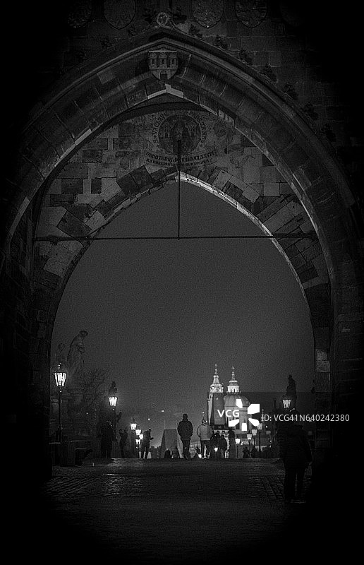 夜幕下的查理大桥入口图片素材