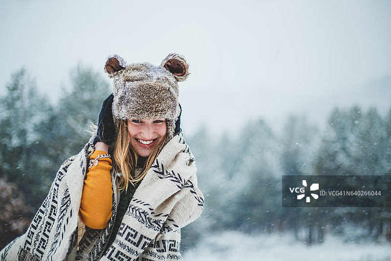 雪天戴皮草帽子和围巾的美女图片素材
