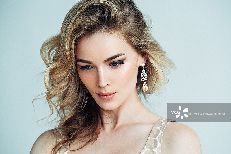 年轻漂亮女子照片图片素材