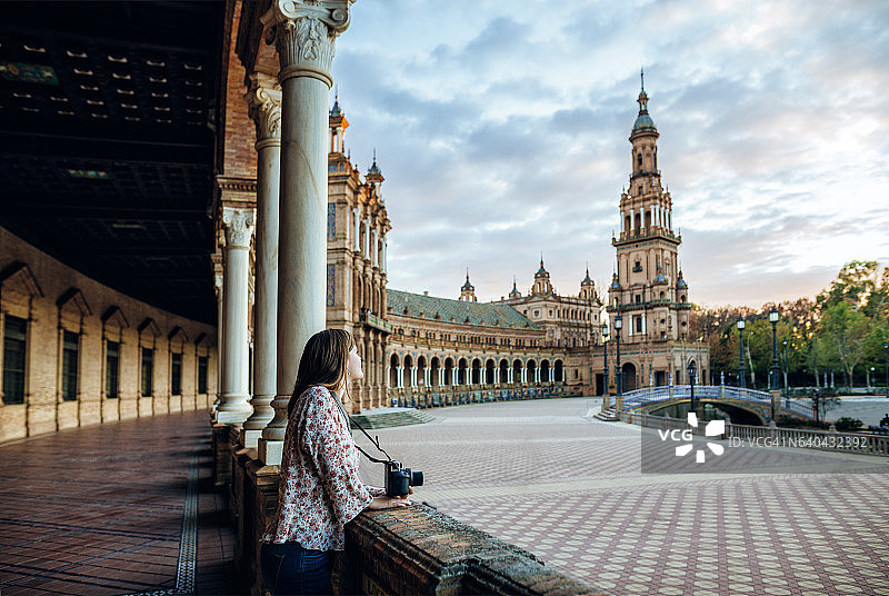 在西班牙塞维利亚西班牙广场的女人图片素材