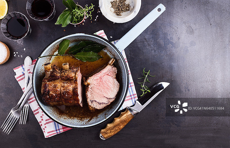 烤盘中的自制带骨烤牛肋排图片素材