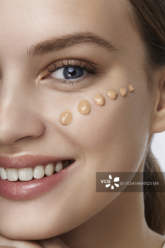 面部粉底点，完美肌肤和自然妆容图片素材