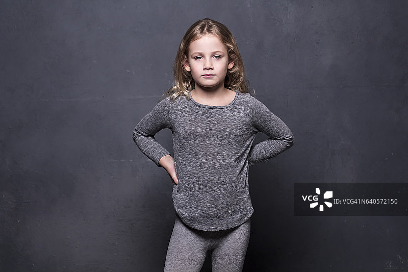 少女微笑注视镜头图片素材