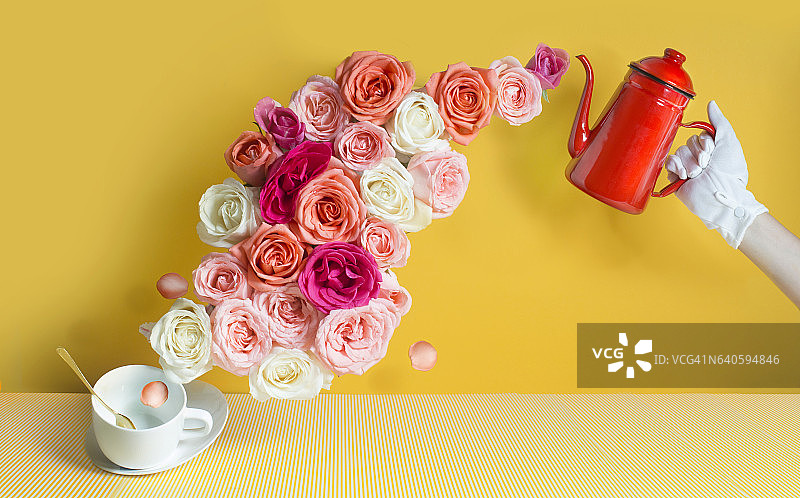 管家将玫瑰倒入茶杯图片素材